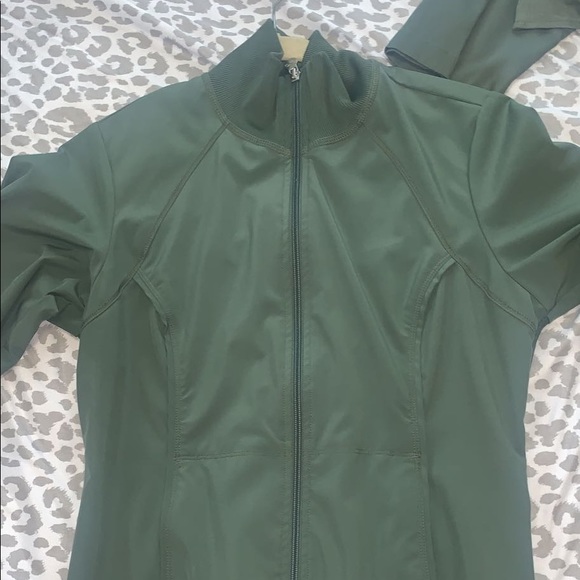 Xsmall/small olive green scrubs. Gently used - Picture 5 of 13